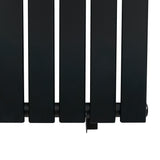 Flachheizkörper in Schwarz, 600mm x 700mm, mit glatten, rechteckigen Lamellen und mattem Finish, ideal für moderne Innenräume