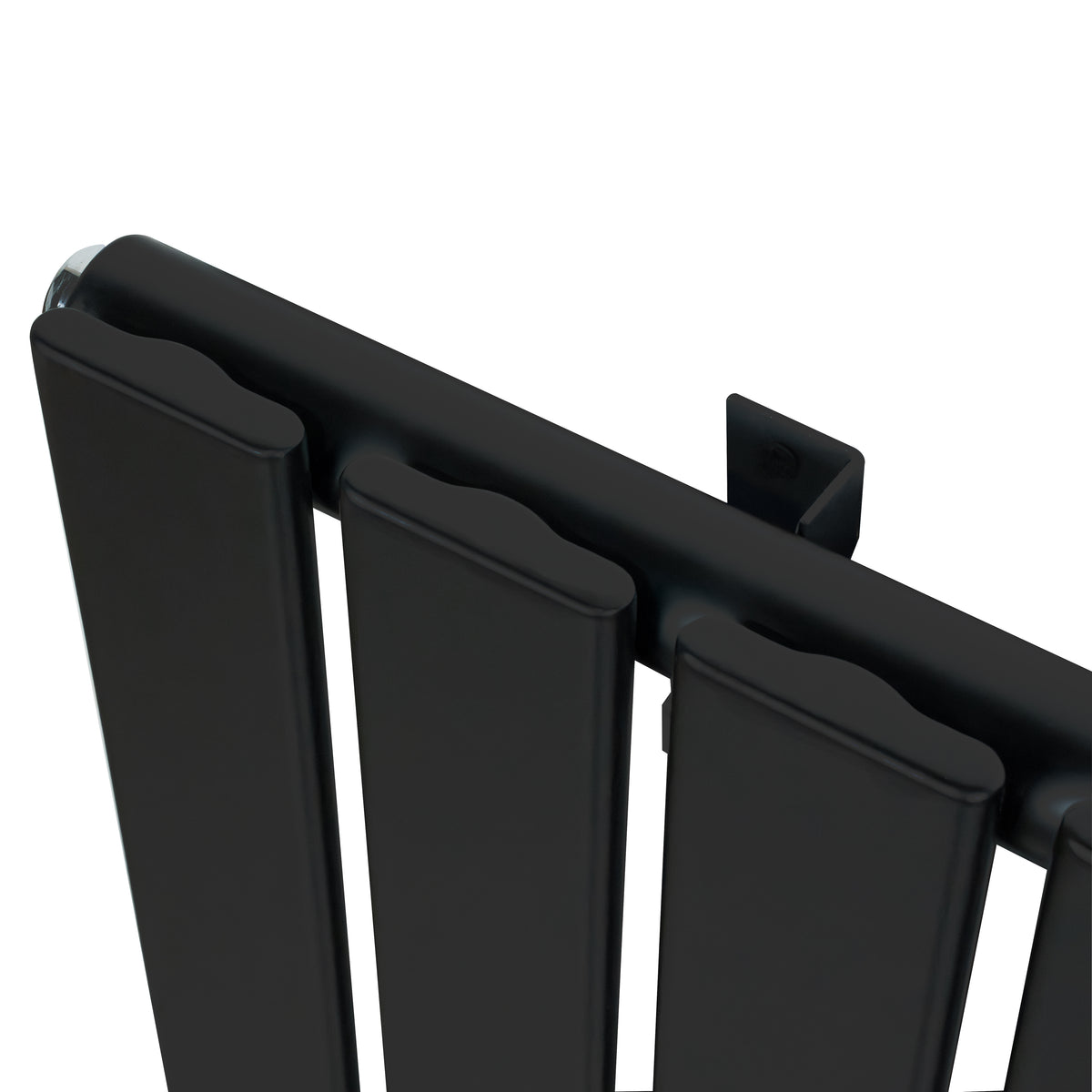 Flachheizkörper in elegantem Schwarz, 600mm x 700mm, mit glatten, vertikalen Lamellen und modernem, minimalistischen Design für zeitgemäße Innenräume