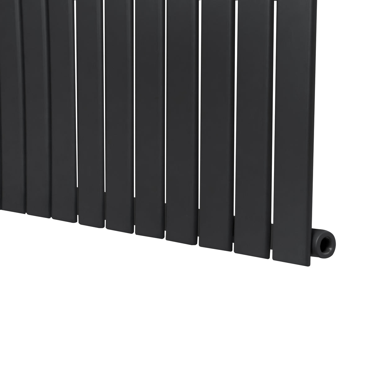 Flachheizkörper in Anthrazitgrau, 600mm x 910mm, mit schlanken, vertikalen Lamellen und glatter, mattschwarzer Oberfläche für modernes Design