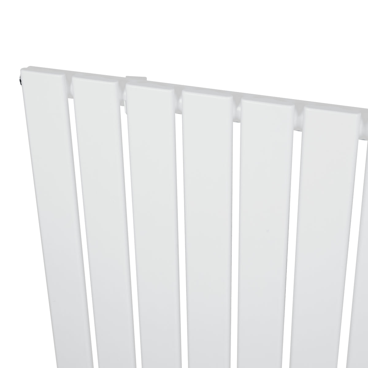 Flachheizkörper in Weiß, 600mm x 910mm, mit glatten, vertikalen Lamellen und modernem, minimalistischen Design, ideal für jeden Raum