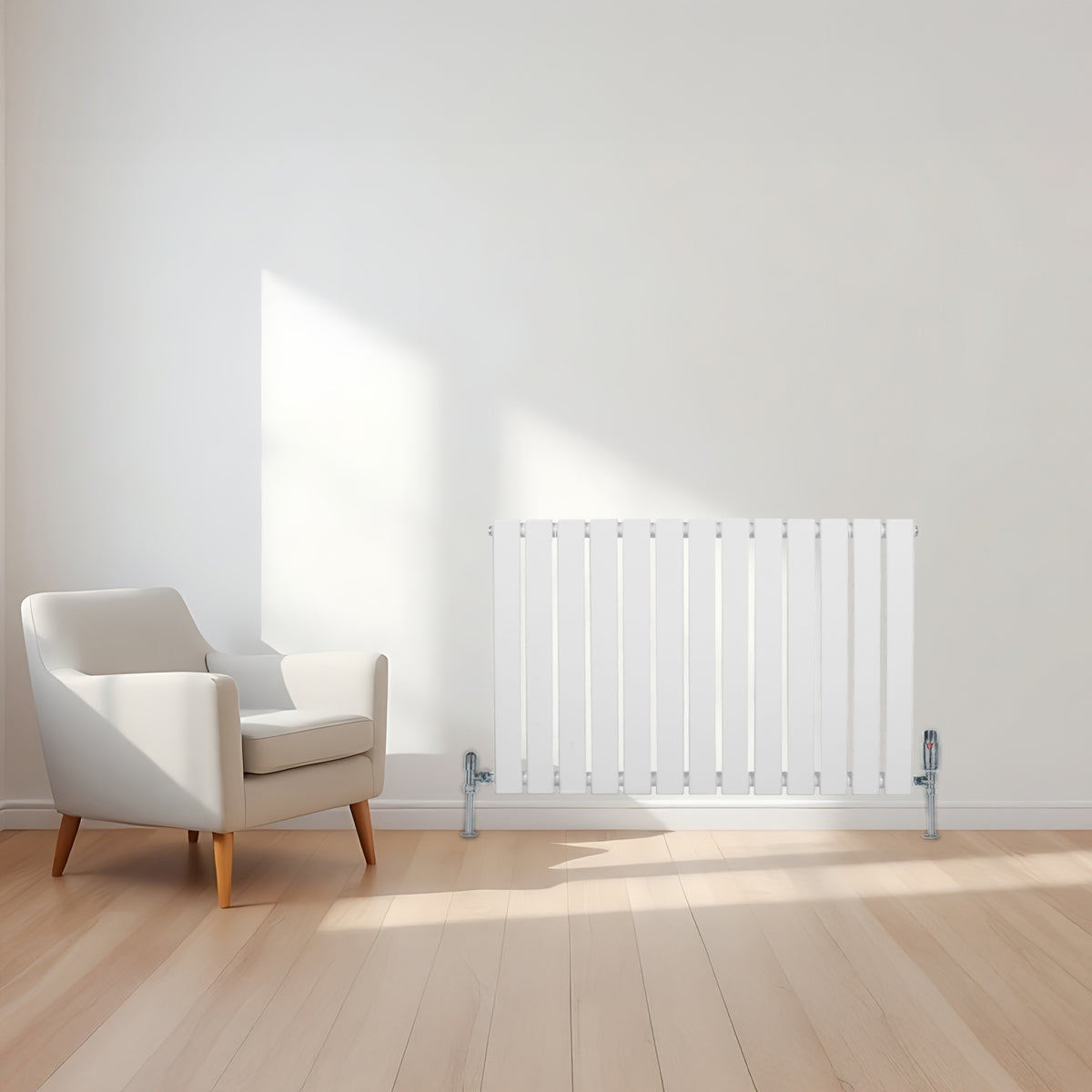 Flachheizkörper in Weiß, 600mm x 910mm, mit schlanken vertikalen Lamellen, elegant neben einem modernen Sessel auf einem hellen Holzboden