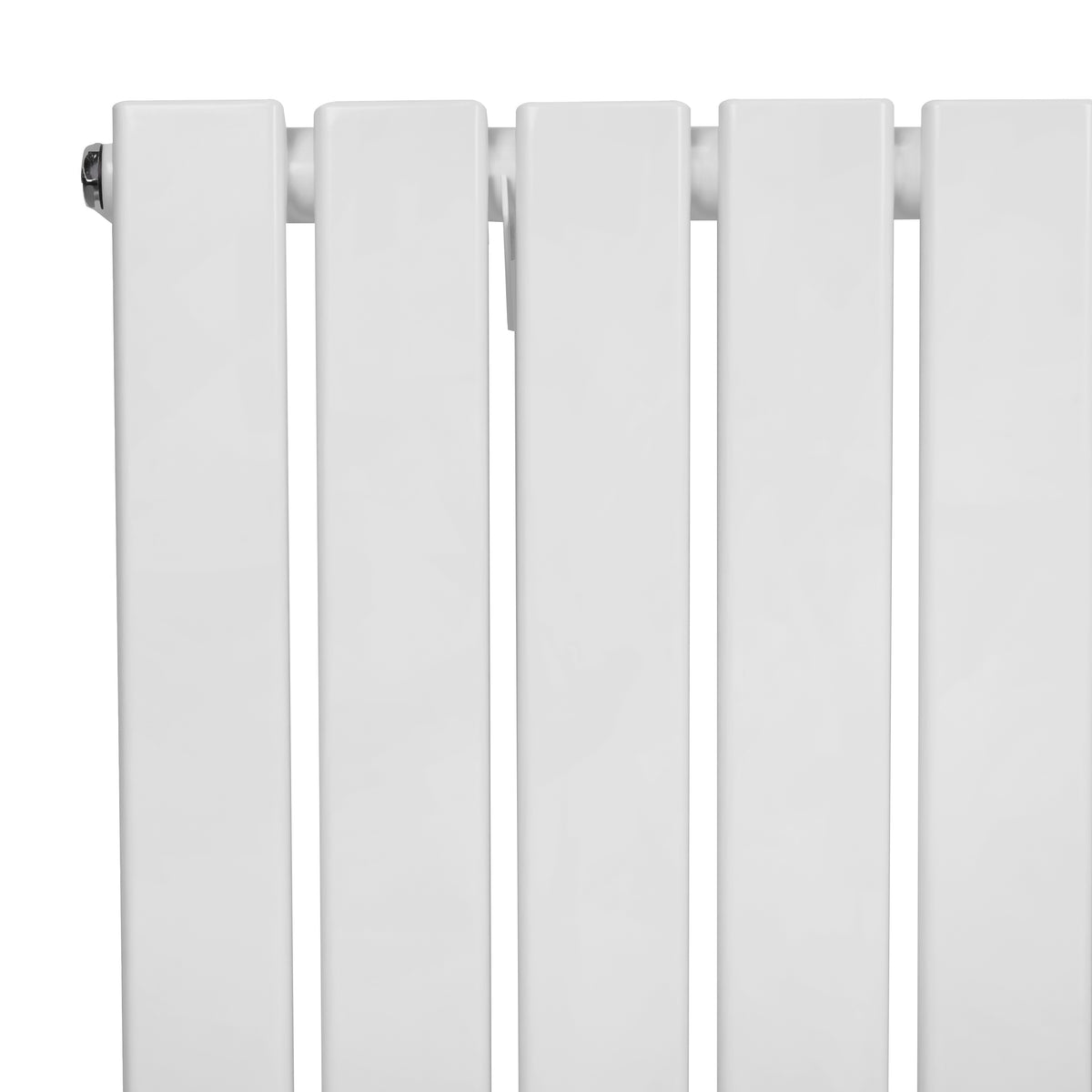 Flachheizkörper in Weiß, 600mm x 910mm, mit glatter Oberfläche und rechteckigen Lamellen, ideal für moderne Innenräume