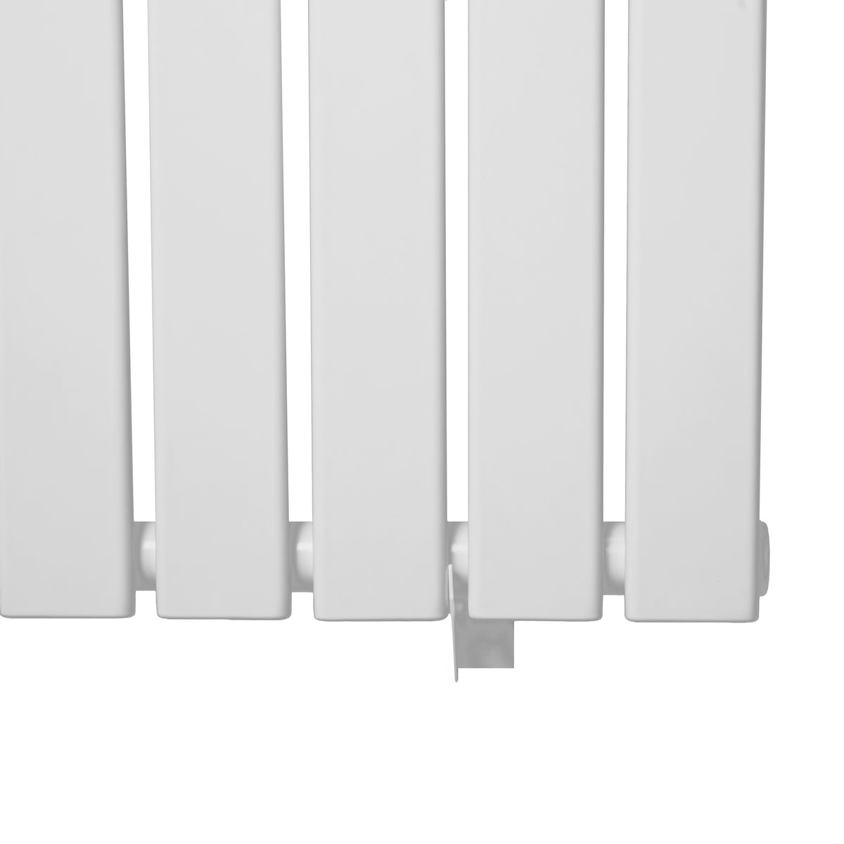 Flachheizkörper in Weiß, 600mm x 910mm, mit glatter Oberfläche und vertikalen Lamellen für effiziente Wärmeverteilung und modernes Design