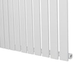 Flachheizkörper in elegantem Weiß, 600mm x 910mm, mit schlanken vertikalen Lamellen und glatter, pulverbeschichteter Oberfläche für moderne Räume