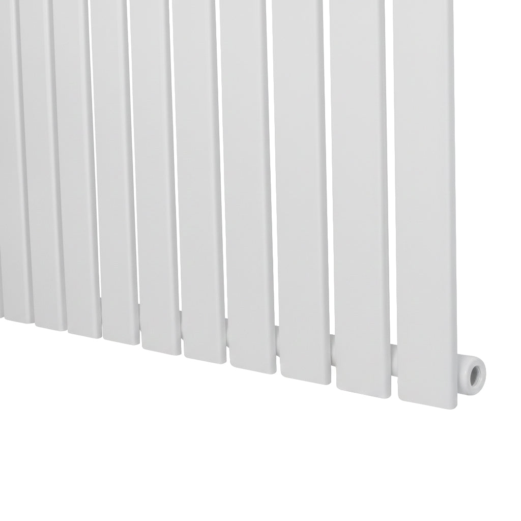 Flachheizkörper in elegantem Weiß, 600mm x 1190mm, mit glatten, vertikalen Lamellen und einer modernen, minimalistischen Form für zeitgemäße Räume