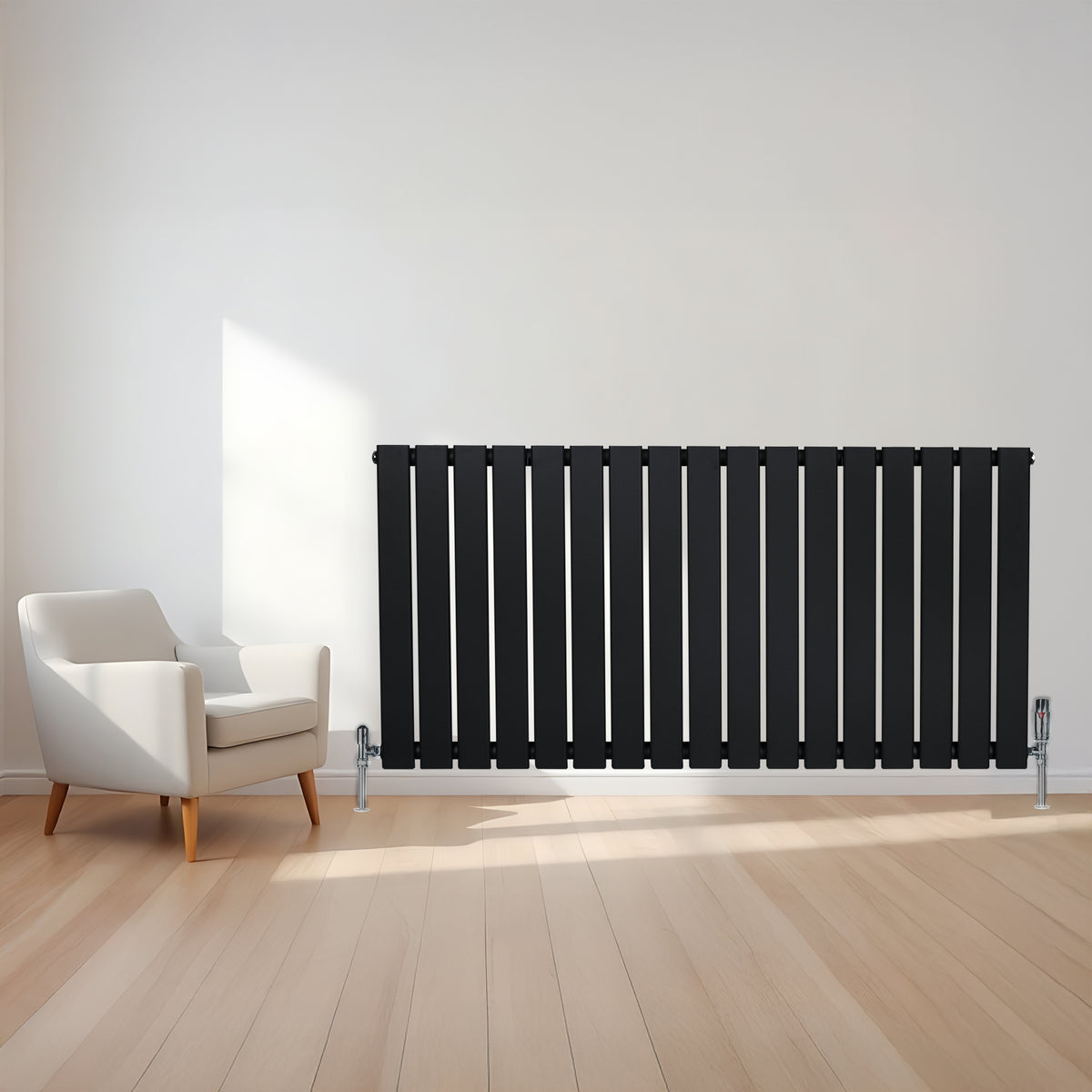 Schwarzer Flachheizkörper mit vertikalen Lamellen, 600mm x 1190mm, elegant an einer hellen Wand, neben einem modernen weißen Sessel auf hellem Holzfußboden