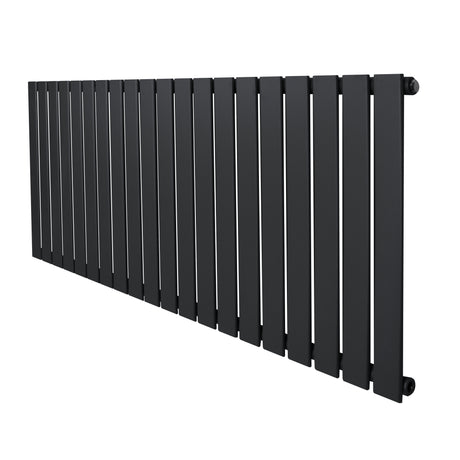 Flachheizkörper in Anthrazitgrau, 600mm x 1400mm, mit schlanken, vertikalen Lamellen und mattem Finish für modernes Raumdesign