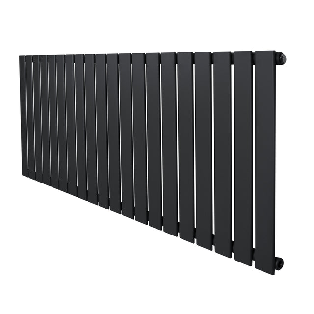 Flachheizkörper in Anthrazitgrau, 600mm x 1400mm, mit schlanken, vertikalen Lamellen und mattem Finish für modernes Raumdesign