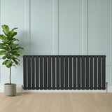 Flachheizkörper in Anthrazitgrau, 600mm x 1400mm, mit vertikalen Lamellen, elegantem Design und modernem Look, ideal für stilvolle Innenräume