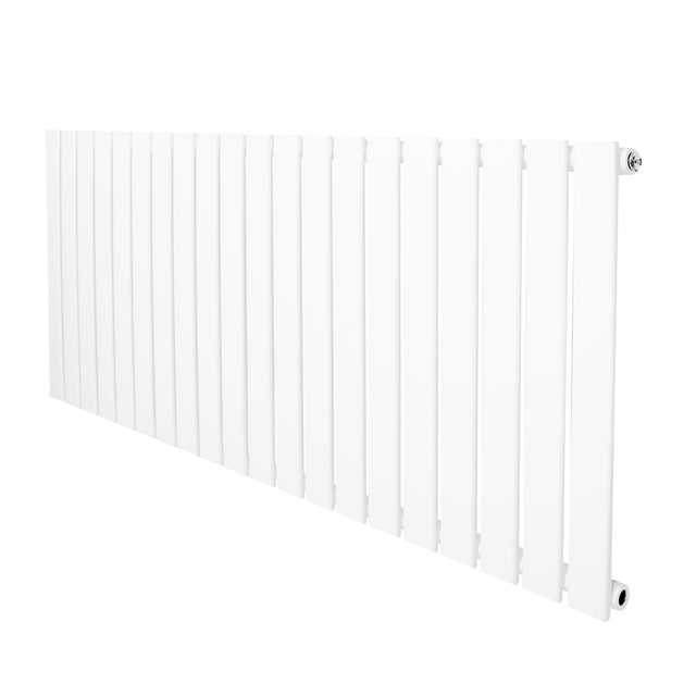 Flachheizkörper in Weiß, 600mm x 1400mm, mit schlanken, vertikalen Lamellen und glatter, pulverbeschichteter Oberfläche für moderne Innenräume