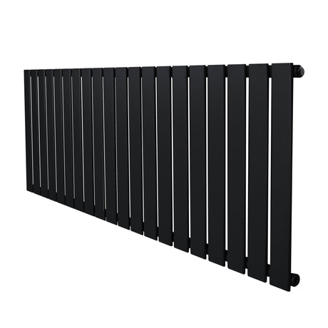 Flachheizkörper in elegantem Schwarz, 600mm x 1400mm, mit schlanken, vertikalen Lamellen und mattem Finish, ideal für moderne Wohnräume