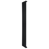 Schlanker, vertikaler Flachheizkörper in mattem Schwarz, 1600mm hoch und 280mm breit, mit eleganten, geraden Lamellen für modernes Design