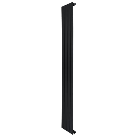 Schlanker, vertikaler Flachheizkörper in mattem Schwarz, 1600mm hoch und 280mm breit, mit eleganten, geraden Lamellen für modernes Design
