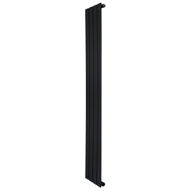 Schlanker, vertikaler Flachheizkörper in mattem Schwarz, 1600mm hoch und 280mm breit, mit eleganten, geraden Lamellen für modernes Design