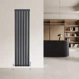 Flachheizkörper in Anthrazitgrau, 1600mm x 420mm, vertikale Lamellen, modernes Design, ideal für stilvolle Innenräume und effiziente Wärmeverteilung
