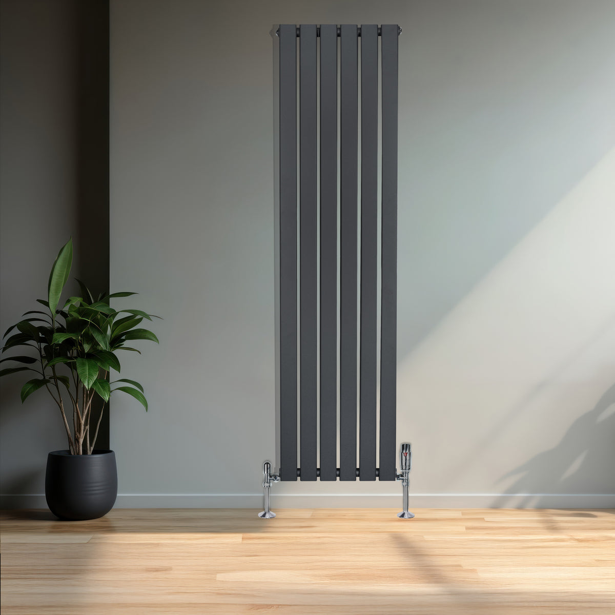 Flachheizkörper in Anthrazitgrau, 1600mm x 420mm, mit schlanken vertikalen Lamellen und glänzenden Füßen, ideal für moderne Innenräume
