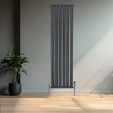Flachheizkörper in Anthrazitgrau, 1600mm x 420mm, mit schlanken vertikalen Lamellen und glänzenden Füßen, ideal für moderne Innenräume