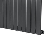 Flachheizkörper in Anthrazitgrau, 1600mm x 420mm, mit schlanken, vertikalen Lamellen und mattem Finish für modernen Wohnstil