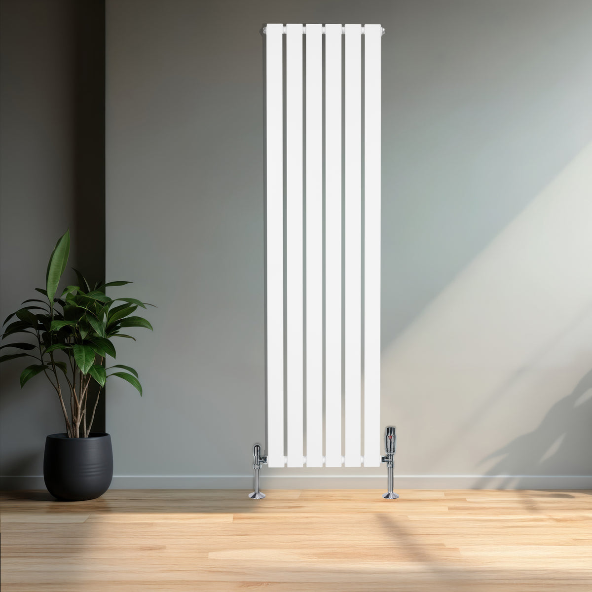 Flachheizkörper in Weiß, 1600mm x 420mm, mit vertikalen Lamellen und glänzenden, verchromten Ventilen, vor einer modernen Wand und Pflanzen im Hintergrund