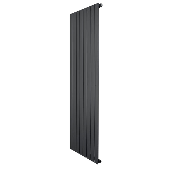Flachheizkörper in Anthrazitgrau, 1600mm x 560mm, mit schlankem, vertikalem Design und glatter, mattschwarzer Oberfläche für moderne Innenräume