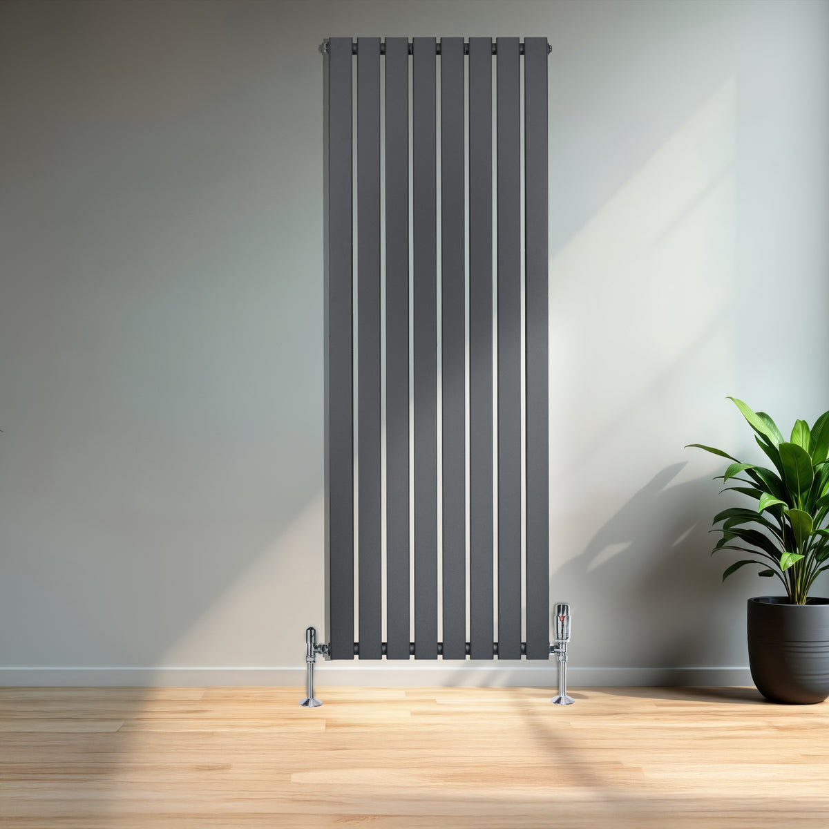 Flachheizkörper in Anthrazitgrau, 1600mm x 560mm, vertikale Lamellen, modernes Design, glänzende Füße, ideal für stilvolle Innenräume