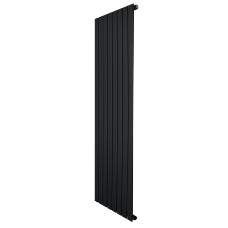 Schmaler, vertikaler Flachheizkörper in elegantem Schwarz, 1600mm x 560mm, mit glatten, modernen Lamellen für effiziente Wärmeverteilung
