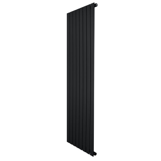 Schmaler, vertikaler Flachheizkörper in elegantem Schwarz, 1600mm x 560mm, mit glatten, modernen Lamellen für effiziente Wärmeverteilung