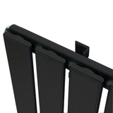 Flachheizkörper in elegantem Schwarz, 1600mm x 560mm, mit glatten, vertikalen Lamellen und modernem Design, ideal für stilvolle Innenräume