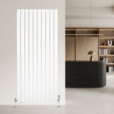 Flachheizkörper in Weiß, 1600mm x 700mm, mit vertikalen Lamellen, modernem Design und glatter Oberfläche, ideal für stilvolle Innenräume