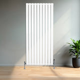Flachheizkörper in Weiß, 1600mm x 700mm, mit vertikalen Lamellen und glänzenden Metallfüßen, ideal für moderne Wohnräume