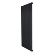 Flachheizkörper in Schwarz, 1600mm x 700mm, mit schlanken, vertikalen Lamellen und glatter, mattschwarzer Oberfläche für modernes Design