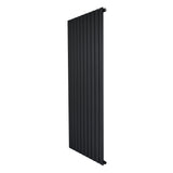 Flachheizkörper in Schwarz, 1600mm x 700mm, mit schlanken, vertikalen Lamellen und glatter, mattschwarzer Oberfläche für modernes Design