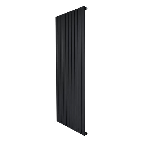 Flachheizkörper in Schwarz, 1600mm x 700mm, mit schlanken, vertikalen Lamellen und glatter, mattschwarzer Oberfläche für modernes Design