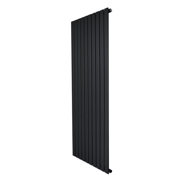 Flachheizkörper in Schwarz, 1600mm x 700mm, mit schlanken, vertikalen Lamellen und glatter, mattschwarzer Oberfläche für modernes Design