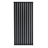 Flachheizkörper in elegantem Schwarz, 1600mm x 700mm, mit vertikalen Lamellen für moderne Innenräume, aus robustem Metall gefertigt