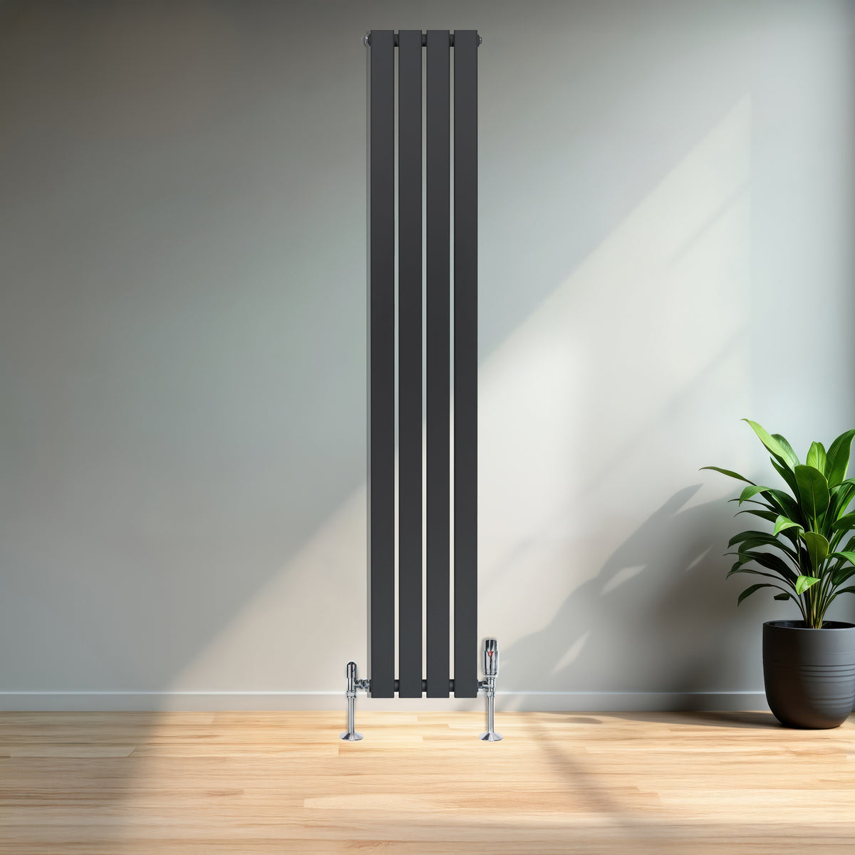Flachheizkörper in Anthrazitgrau, 1800mm x 280mm, mit schlanken vertikalen Lamellen und glänzenden Metallfüßen, ideal für moderne Wohnräume