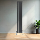 Flachheizkörper in Anthrazitgrau, 1800mm x 280mm, mit schlanken vertikalen Lamellen und glänzenden Metallfüßen, ideal für moderne Wohnräume