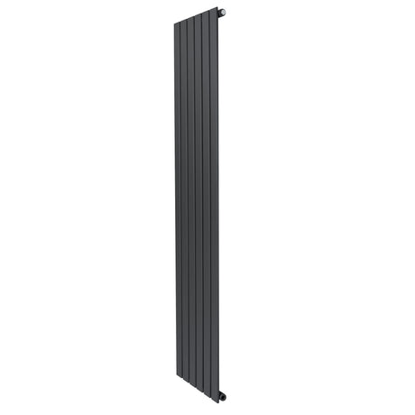 Flachheizkörper in Anthrazitgrau, 1800mm x 420mm, mit schlanken, vertikalen Lamellen und glatter Oberfläche für modernes Raumdesign