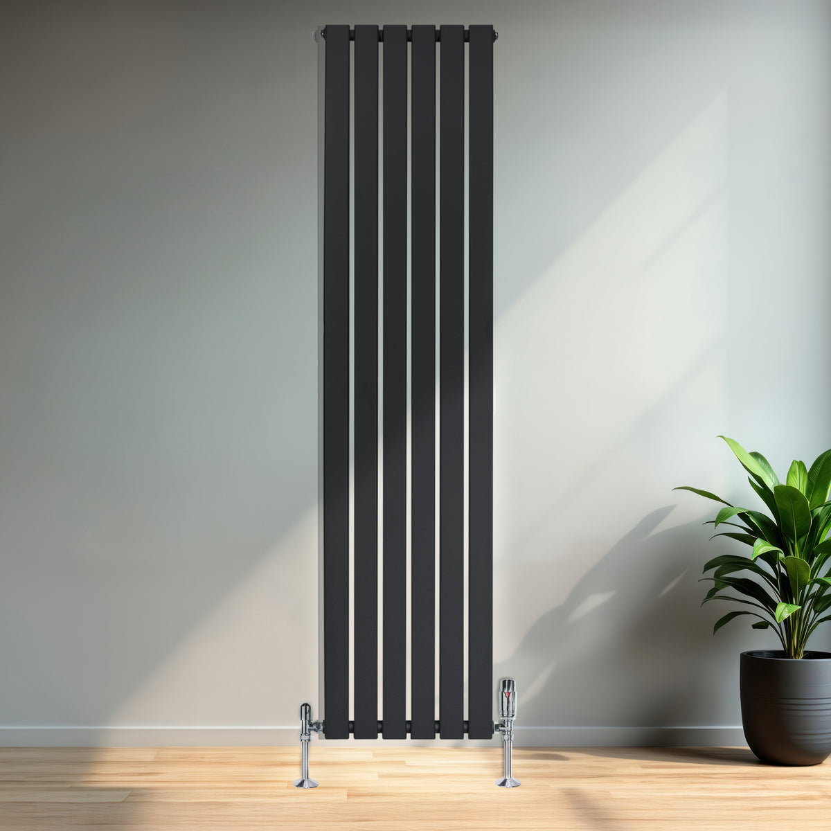 Flachheizkörper in Anthrazitgrau, 1800mm x 420mm, mit schlanken vertikalen Lamellen und glänzenden Metallventilen, vor einem modernen Raum mit Holzfußboden