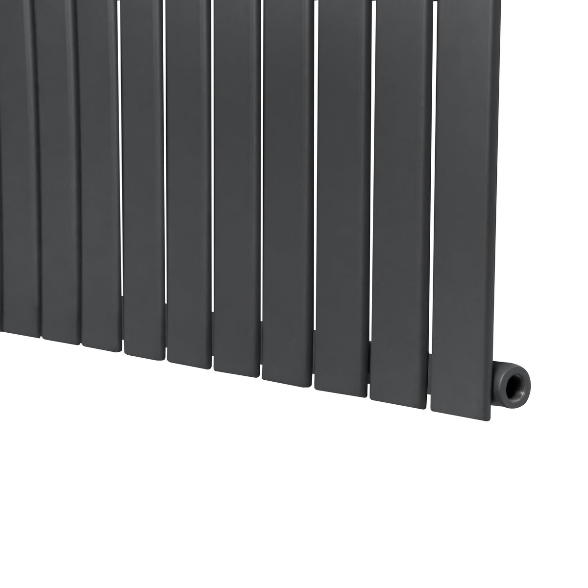 Flachheizkörper in Anthrazitgrau, 1800mm x 420mm, mit schlanken, vertikalen Lamellen und glatter, mattschwarzer Oberfläche für modernes Design