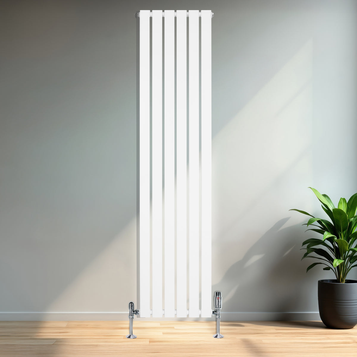 Flachheizkörper in Weiß, 1800mm x 420mm, mit schlanken vertikalen Lamellen, ideal für moderne Innenräume, vor einem hellen Raum mit Pflanzen