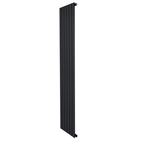 Schmaler, vertikaler Flachheizkörper in elegantem Schwarz, 1800mm x 420mm, mit glatten, modernen Lamellen und minimalistischer Form für zeitgemäße Innenräume