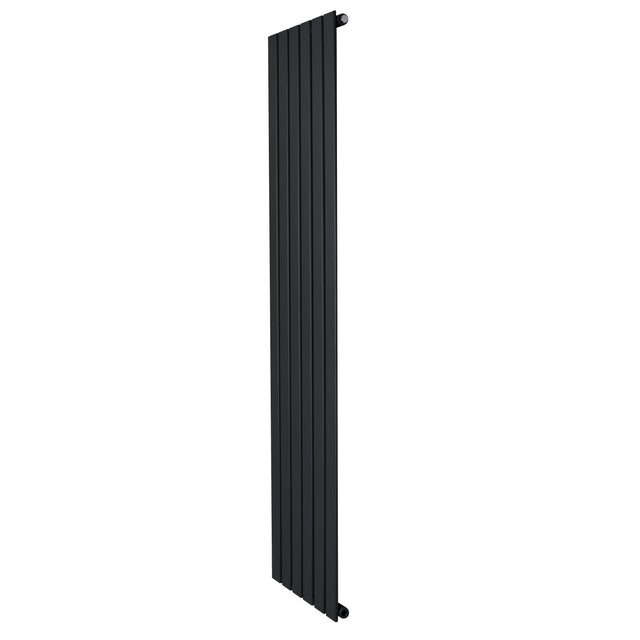 Schmaler, vertikaler Flachheizkörper in elegantem Schwarz, 1800mm x 420mm, mit glatten, modernen Lamellen und minimalistischer Form für zeitgemäße Innenräume