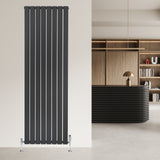 Flachheizkörper in Anthrazitgrau, 1800mm x 560mm, vertikale Lamellen, modernes Design, ideal für stilvolle Wohnräume und effiziente Wärmeverteilung