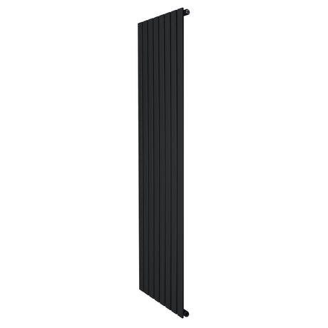 Flachheizkörper in elegantem Schwarz, 1800mm hoch und 560mm breit, mit schlankem, vertikalem Design und glatter Oberfläche für moderne Innenräume