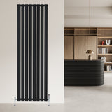 Schlanker, schwarzer Flachheizkörper mit vertikalen Lamellen, 1800mm x 560mm, elegant in modernem Raum mit minimalistischer Einrichtung