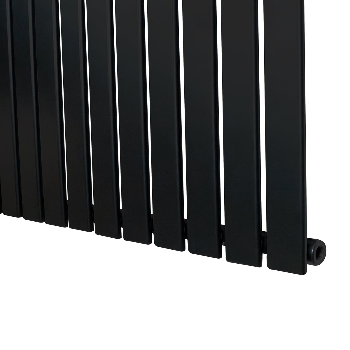 Flachheizkörper in elegantem Schwarz, 1800mm x 560mm, mit schlanken, vertikalen Lamellen und glatter, mattschwarzer Oberfläche für modernes Design