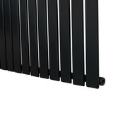 Flachheizkörper in elegantem Schwarz, 1800mm x 560mm, mit schlanken, vertikalen Lamellen und glatter, mattschwarzer Oberfläche für modernes Design