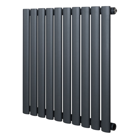 Gliederheizkörper in Anthrazitgrau, 600mm x 600mm, mit schlanken, runden Röhren und mattem Finish, ideal für moderne Innenräume