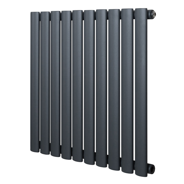 Gliederheizkörper in Anthrazitgrau, 600mm x 600mm, mit schlanken, runden Röhren und mattem Finish, ideal für moderne Innenräume